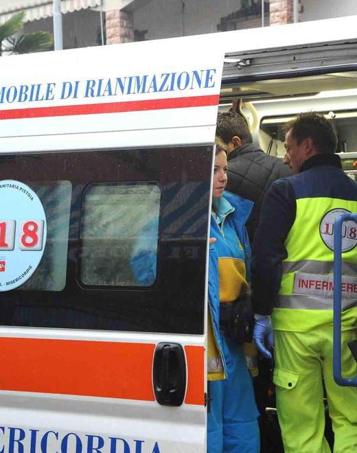Tira un mattone in faccia al collega durante la lite: muratore all’ospedale