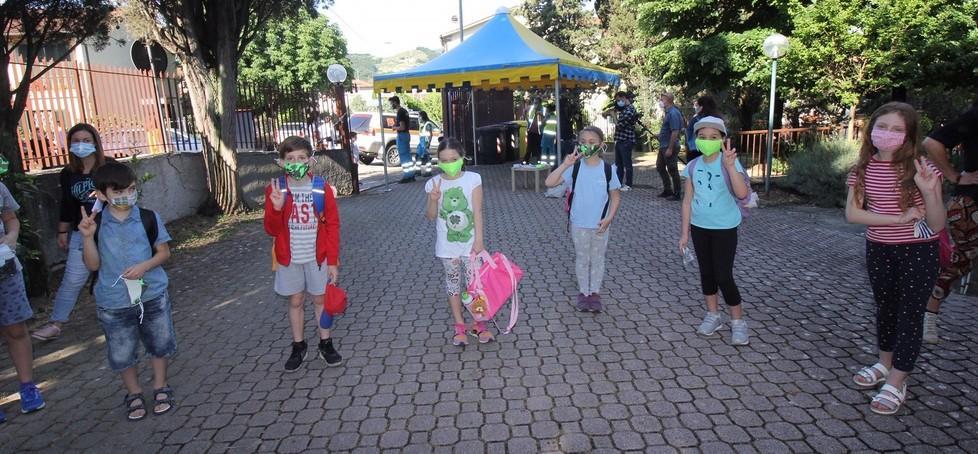Bambini felici nei cortili delle scuole Poggio mostra agli altri che si può fare 