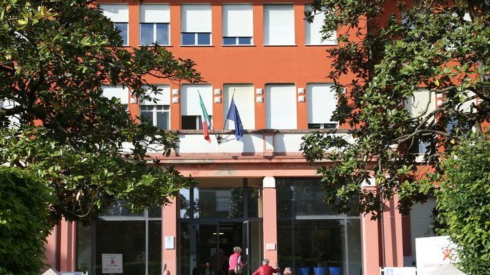 Arriva ferito all’ospedale «Mi hanno rapinato»