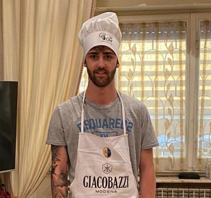 Pezzella si cimenta ai fornelli: «Ma quanto mi manca il campo...» 