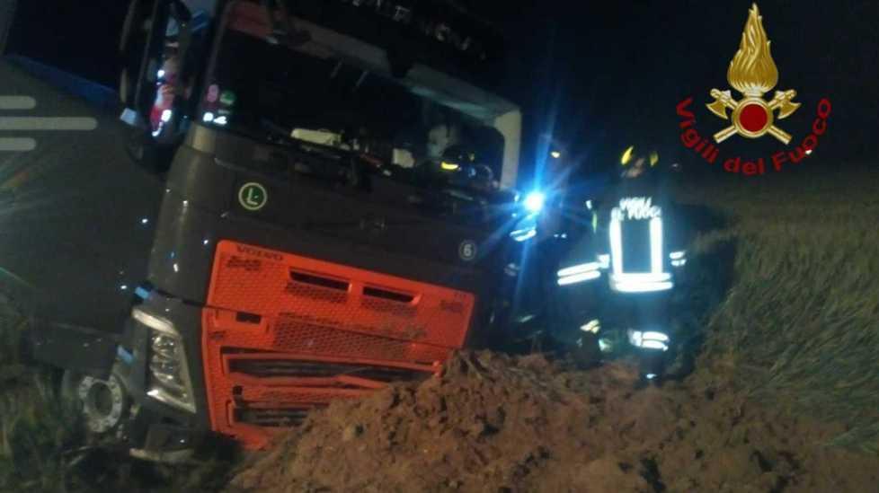 Resta grave il camionista uscito di strada sulla Cispadana 