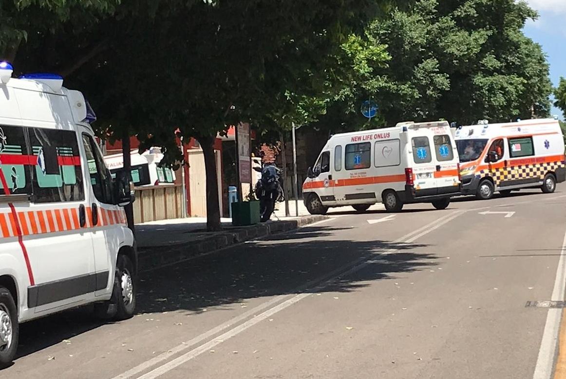 Aumentano accessi e controlli, fila di ambulanze