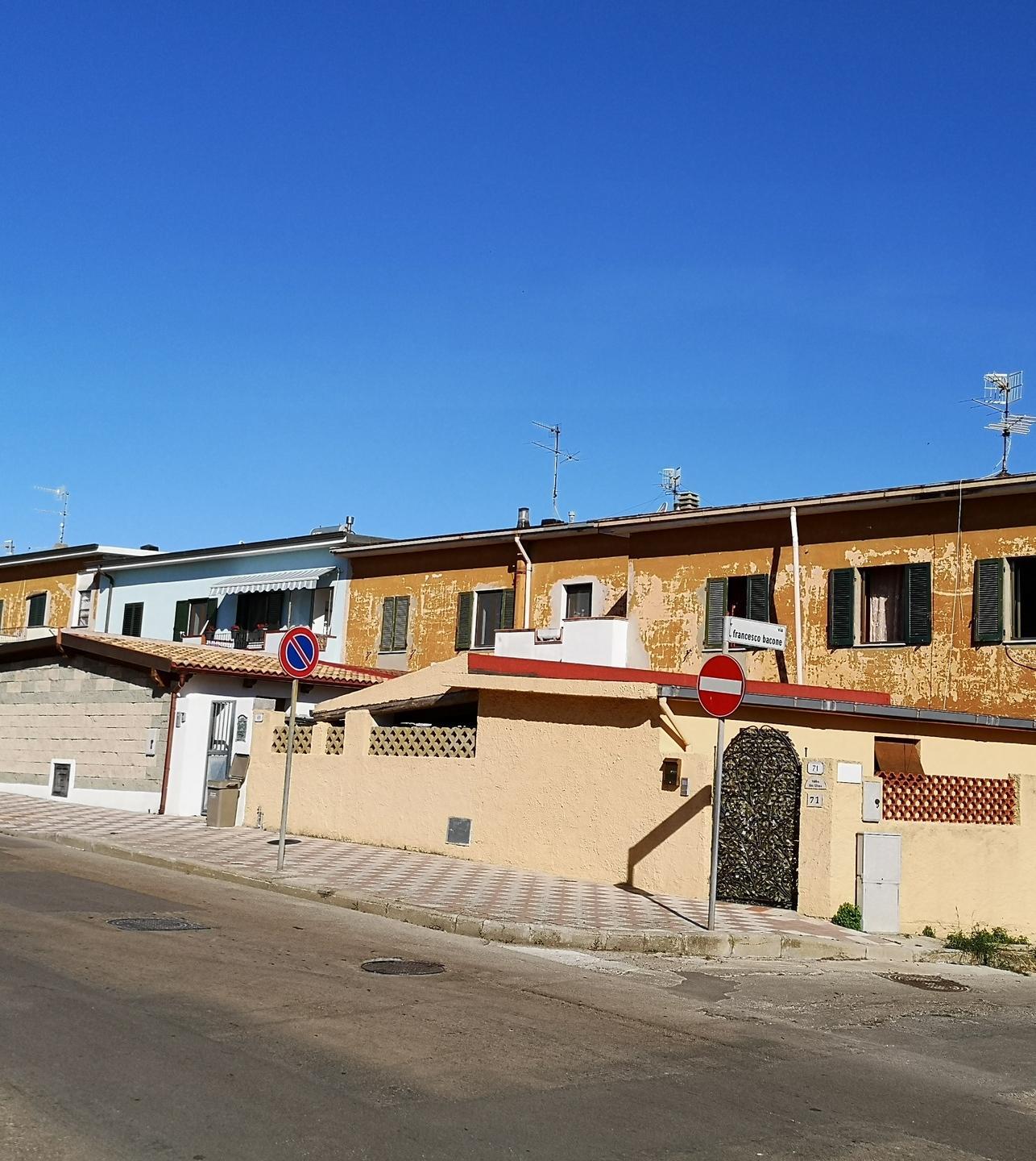 Le palazzine di via Vico sono invase dai liquami 