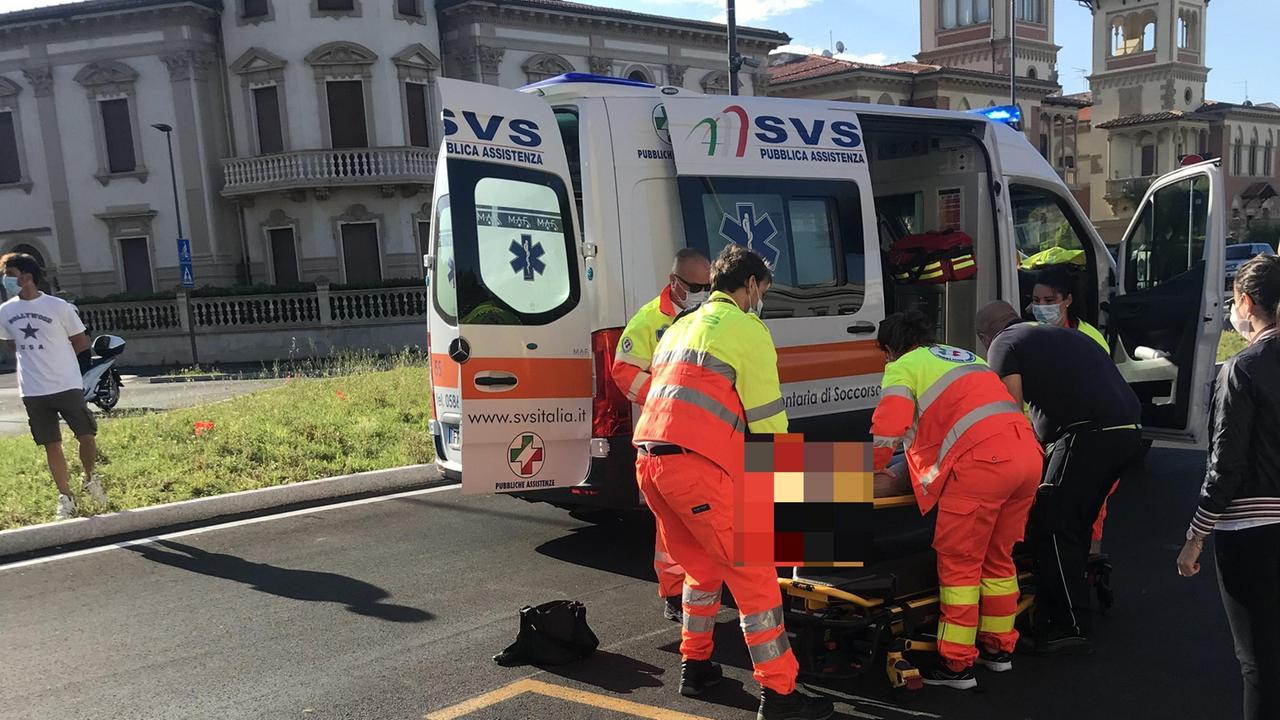 I soccorsi dell'ambulanza della Svs a Barriera Margherita
