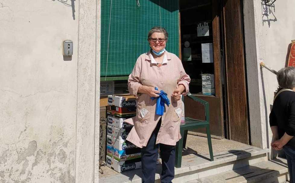 Sandra Mugnaini all’esterno della sua bottega a Molina di Quosa