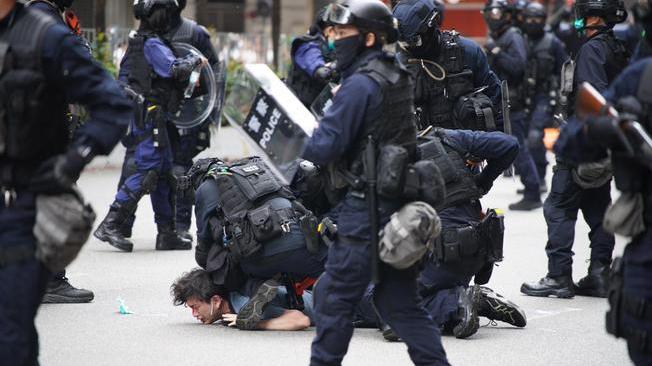 Hong Kong: polizia arresta 180 attivisti