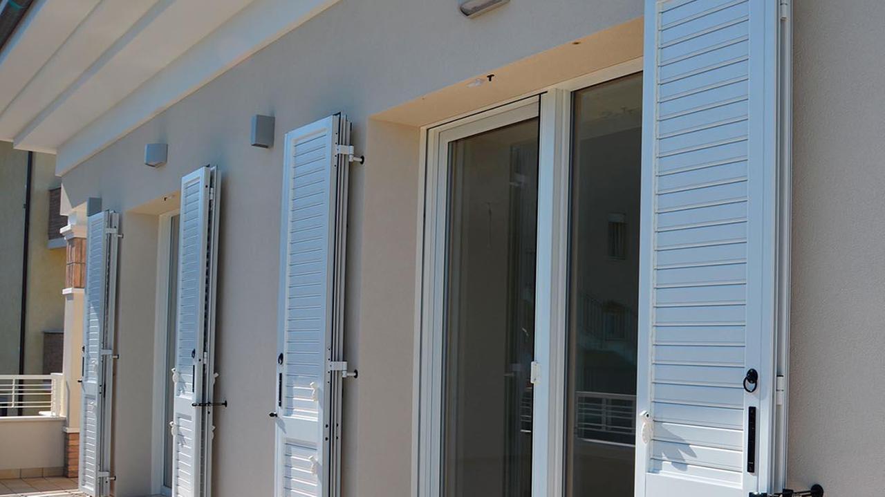 Tre installatori di infissi per azienda di Pistoia