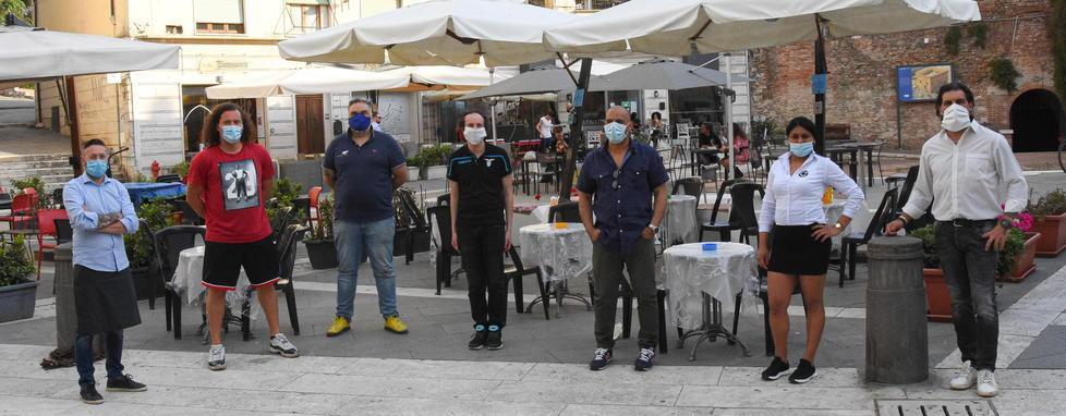 I ristoratori piazza del Sale che hanno arruolato l’addetto alla sicurezza: Emiliano Scorza, Guido Conti, Antonio Milani, Emanuele Cavalli, Tony Pinillos, Giselle Matos e Simone Moroni