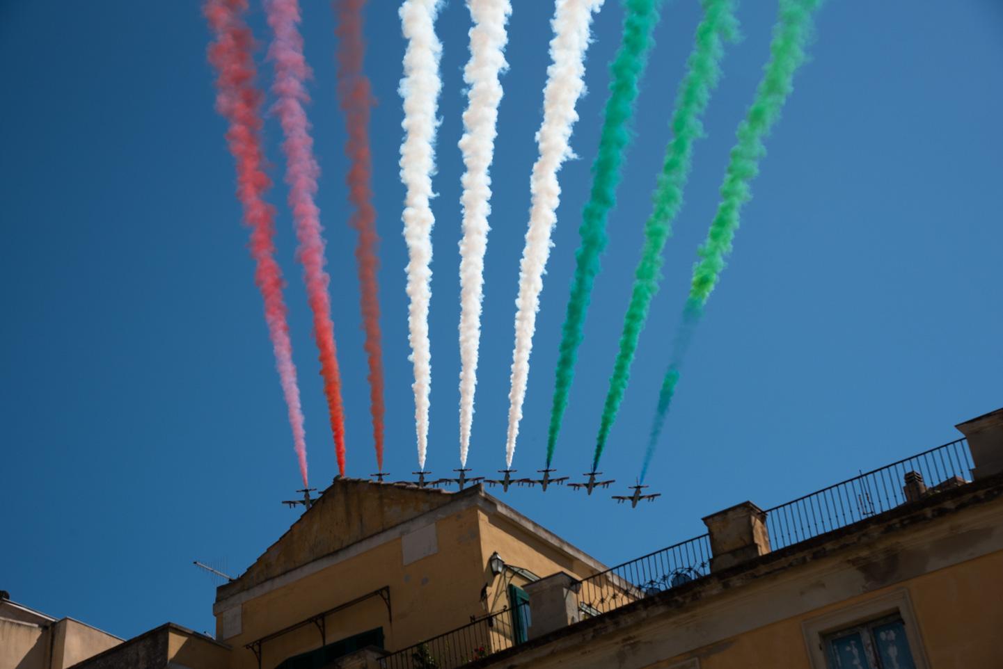 Le Frecce tricolori sui tetti di Castello a Cagliari (foto Mario Rosas)