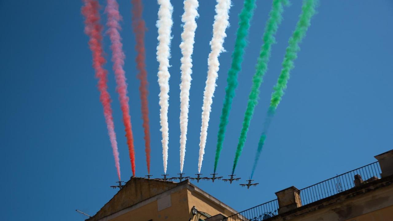 Le Frecce tricolori sui tetti di Castello a Cagliari (foto Mario Rosas)