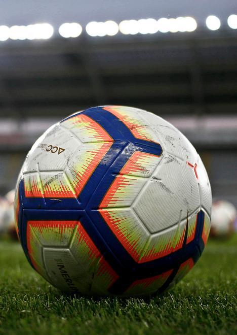 Il piano: in campo d’estate anche alle 16,30. Giocatori contro: non si gioca al pomeriggio 