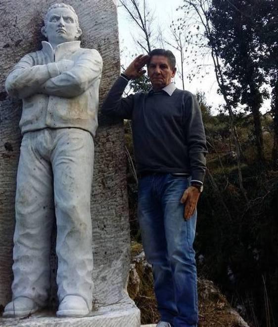 Mario Puglia accanto alla statua di Fabrizio Quattrocchi