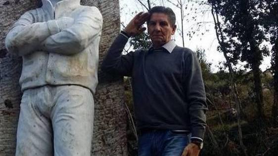 Mario Puglia accanto alla statua di Fabrizio Quattrocchi