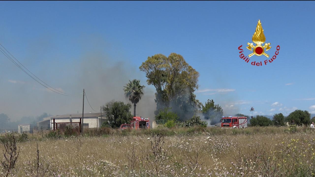 Incendio nel parco del Molentargius: due case evacuate