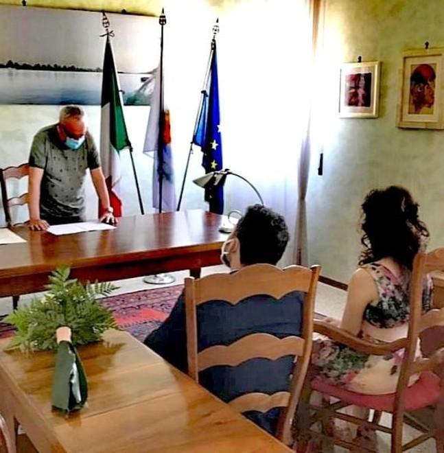 Berra, al matrimonio il sindaco non si presenta: celebra un consigliere spuntato per caso 