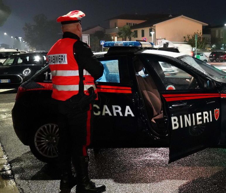 Fugge all’alt, poi trascina un carabiniere con l’auto 