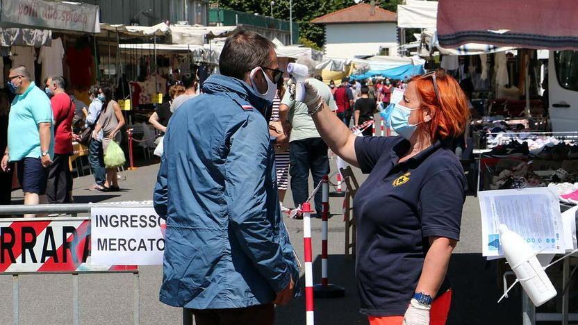 Bancarelle ai tempi del Covid: misurazione della febbre e mani igienizzate. Solo così puoi entrare al mercato