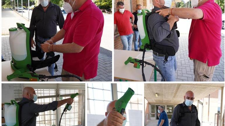 L’opera di sanificazione con l’atomizzatore elettrostatico effettuata nei locali dell’istituto Fermi di Pontedera (Foto silvi)