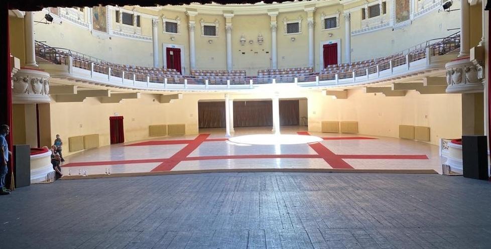 Ecco come si è presentato ieri mattina l’interno del Politeama dopo aver tolto le poltrone