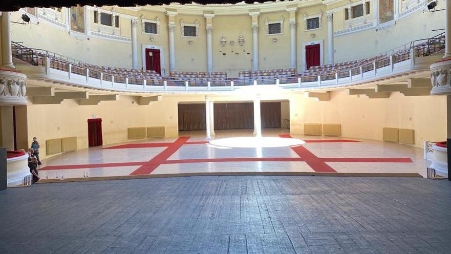Ecco come si è presentato ieri mattina l’interno del Politeama dopo aver tolto le poltrone