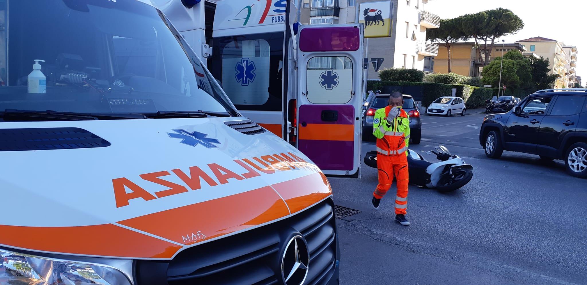 Le due ambulanze della Svs di Ardenza sul posto