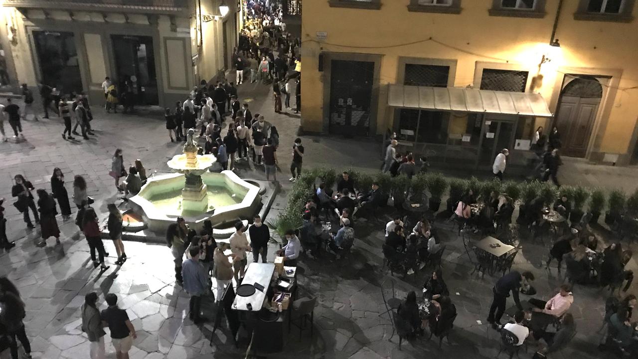 Folla in piazza del Comune