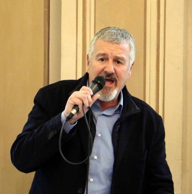 «Ha strattonato un’usciera ed è entrato senza mascherina»