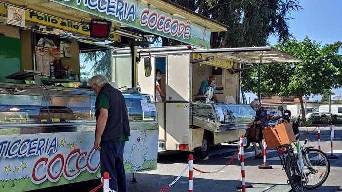 Proteste a Capezzano Pianore per il mercato versione Covid