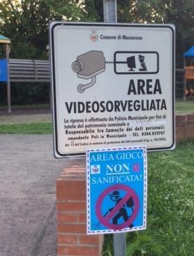Il Comune non sanifica le aree giochi dei bimbi e avverte con cartelli