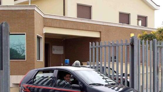 Aggredisce i passanti poi tira sassi ai carabinieri