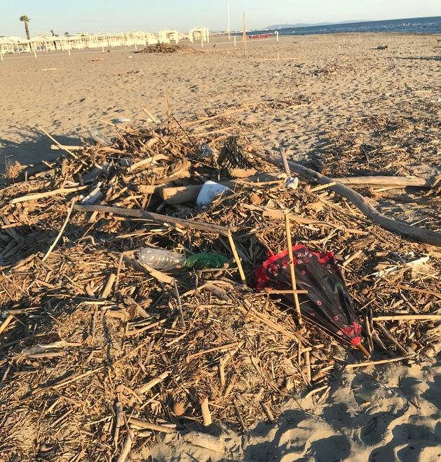 Degrado nella spiaggia libera di Motrone