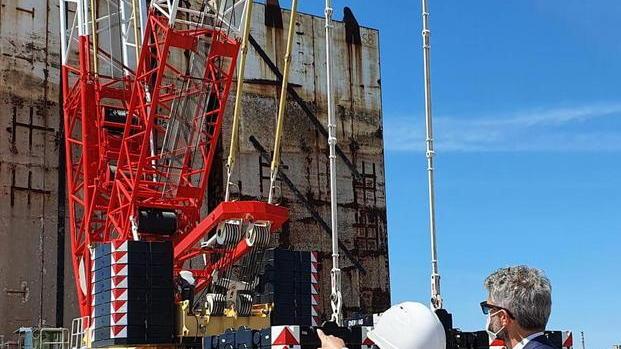 I primi cassoni della Concordia pronti a partire