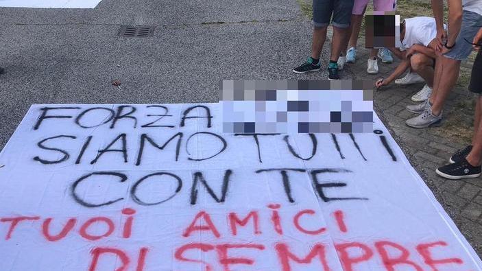 Spunta uno striscione all’ospedale «Forza, siamo tutti con te»