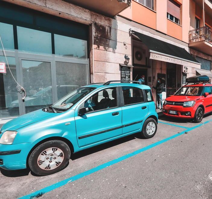 Suolo gratis sugli stalli blu per bar, ristoranti e pizzerie 