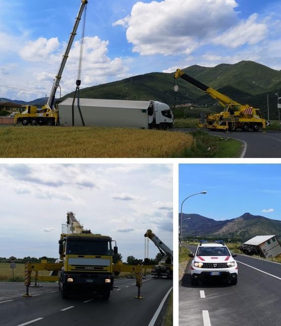 Tir finisce fuori strada per colpa di un’auto pirata