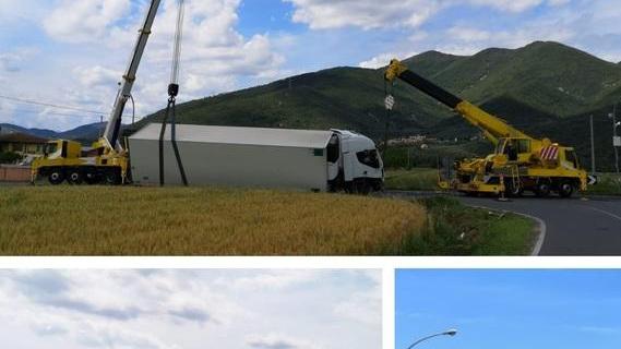 Tir finisce fuori strada per colpa di un’auto pirata