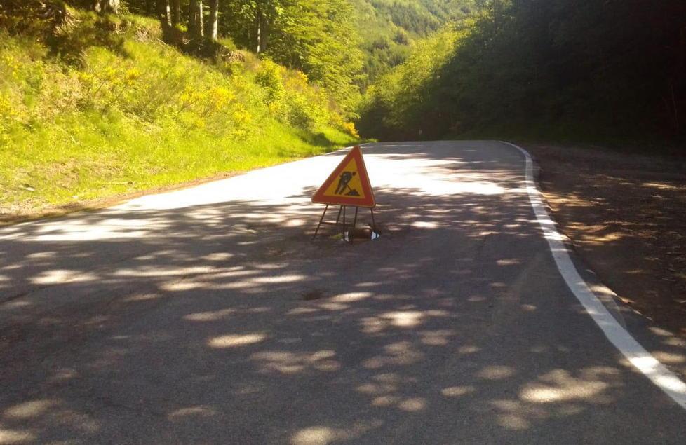 Quel cartello di pericolo in mezzo alla carreggiata costellata di buche