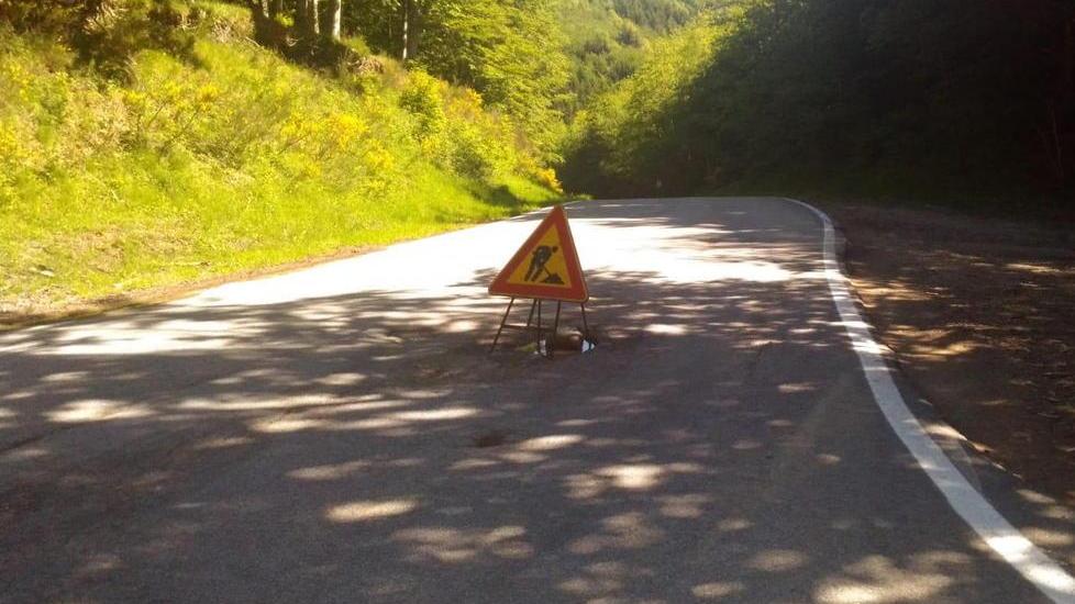 Quel cartello di pericolo in mezzo alla carreggiata costellata di buche