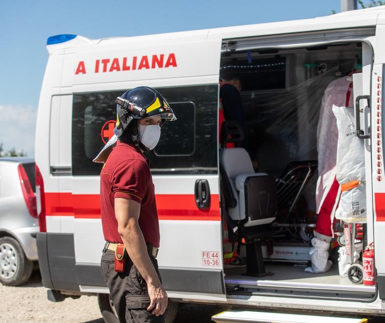 Si sente male, scende dall’auto e vola dal ponte sul Cavo 