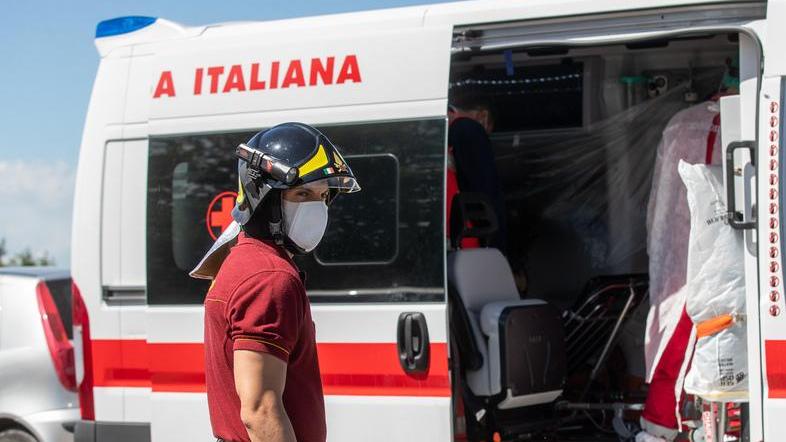 Si sente male, scende dall’auto e vola dal ponte sul Cavo