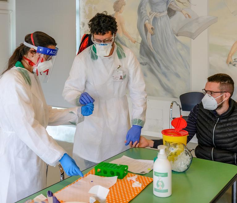 Test sierologici: cittadini in coda mentre le aziende non li richiedono 