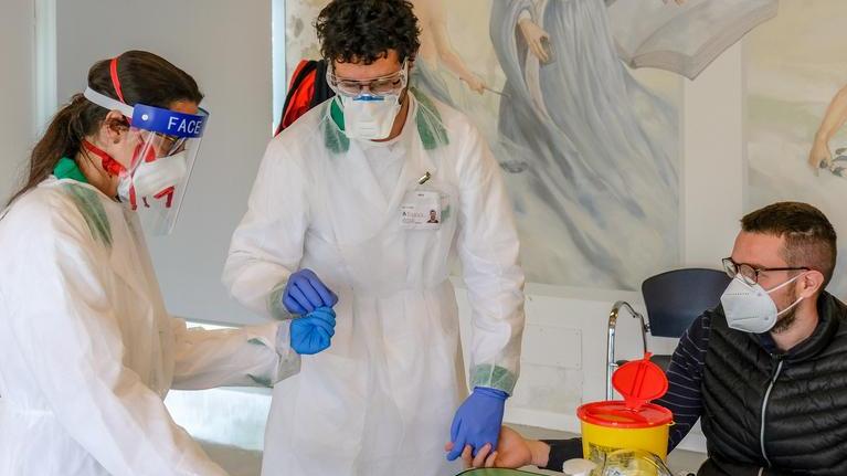 Test sierologici: cittadini in coda mentre le aziende non li richiedono