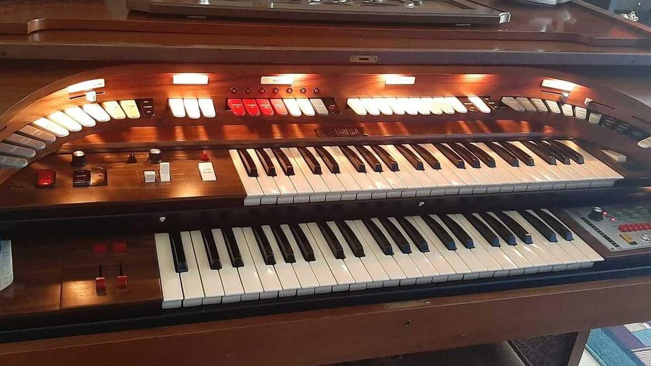 Organo in dono per il Canepa «Voglio che torni a suonare» 