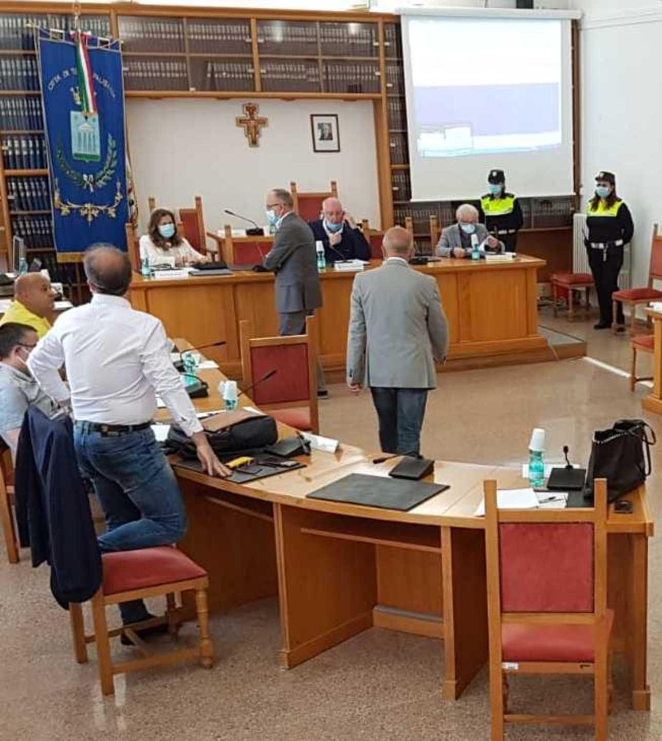 Il Consiglio in mascherina dice sì alle agevolazioni 