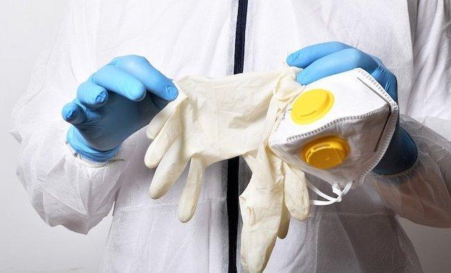 Il decalogo della Regione Emilia Romagna, che boccia i guanti: «È meglio lavarsi spesso le mani» 