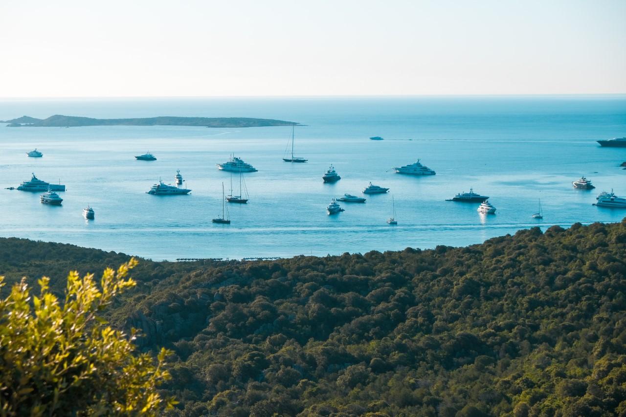 Frode fiscale e false residenze all'estero: maxi inchiesta tra Costa Smeralda, Malta ed Emirati Arabi 