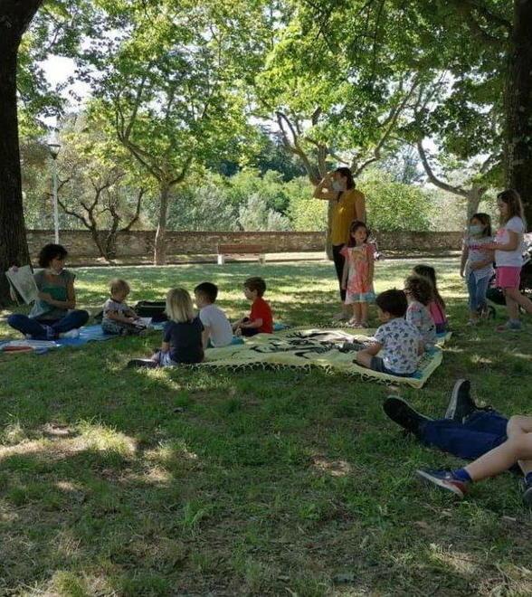 La scuola si fa nel parco, la magia di una maestra: sediamoci, vi leggo una storia
