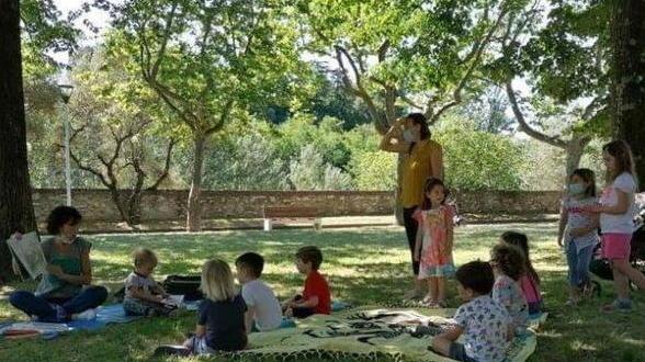 La scuola si fa nel parco, la magia di una maestra: sediamoci, vi leggo una storia