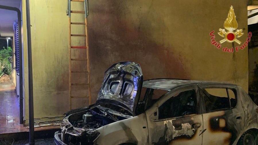 L'auto danneggiata dalle fiamme