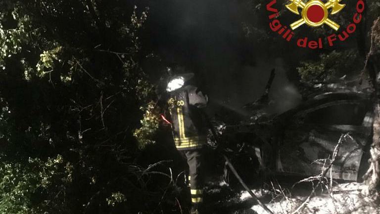 Levizzano, esce di strada: l'auto prende fuoco e incendia la boscaglia